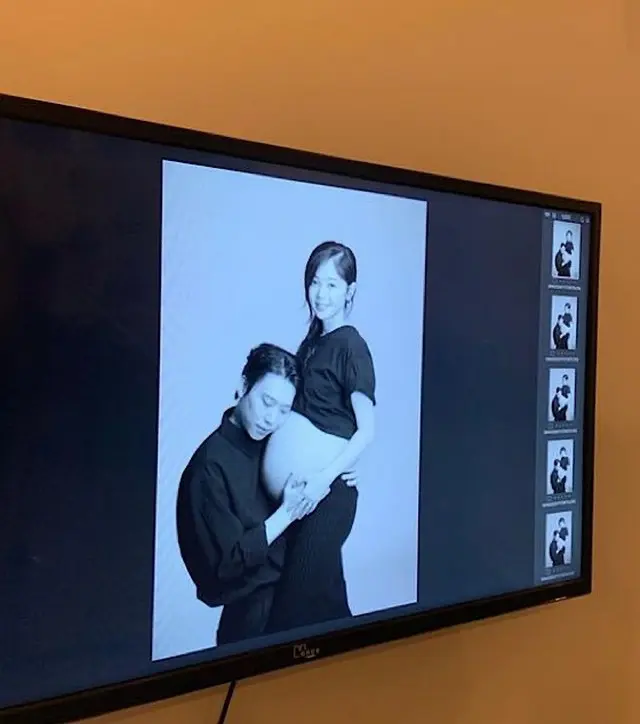 「出産D-14」女優キム・ボミ、夫ユ・ジョンイルとの臨月写真をサプライズ公開（画像提供:wowkorea）
