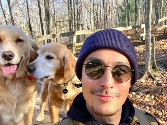 俳優ダニエル・ヘニー、アメリカ日常を公開“愛犬たちと完璧なハイキング”（画像提供:wowkorea）