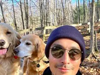 俳優ダニエル・ヘニー、アメリカ日常を公開“愛犬たちと完璧なハイキング”