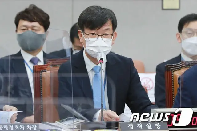 韓国青瓦台（大統領府）のキム・サンジョ政策室長は13日、来年度の景気見通しに関して「（新型コロナウイルス）再拡散状況をみると、ダブルヒットという良くないシナリオに進みそうだ」と述べた。（画像提供:wowkorea）