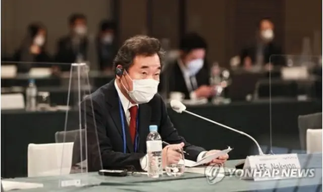ソウル市内のホテルで開かれた韓日フォーラムで基調講演をする李氏（国会写真記者団）＝１３日、ソウル（聯合ニュース）