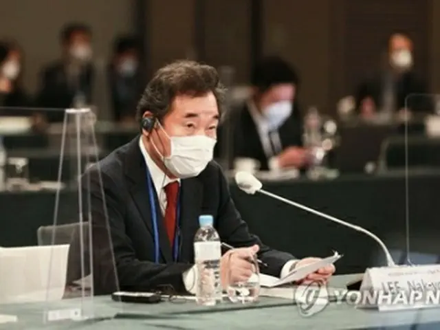ソウル市内のホテルで開かれた韓日フォーラムで基調講演をする李氏（国会写真記者団）＝１３日、ソウル（聯合ニュース）