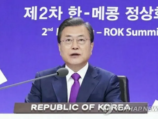 テレビ会議形式で開かれた韓国・メコン首脳会議で発言する文大統領＝１３日、ソウル（聯合ニュース）