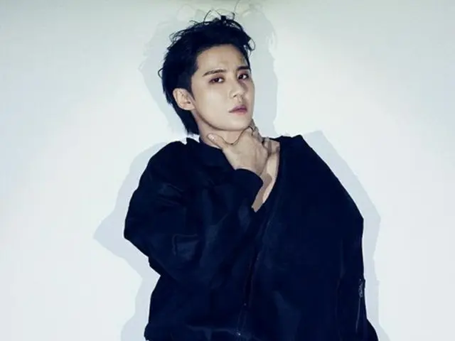 歌手ジュンス、見たことないファンキーなスーツ姿を披露（画像提供:wowkorea）