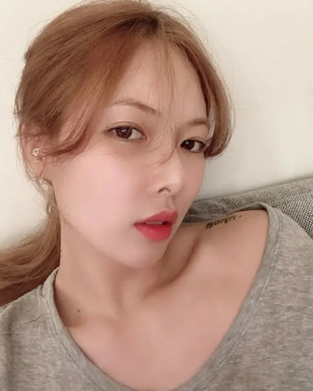 ヒョナ、バスルームから“セクシーが過ぎる”露出コーディネートで近況報告（画像提供:wowkorea）