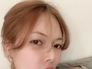 ヒョナ、バスルームから“セクシーが過ぎる”露出コーディネートで近況報告