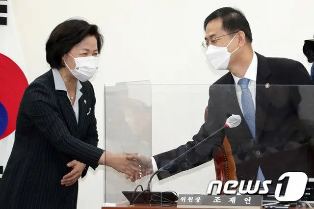 チュ・ミエ（秋美愛）法務部長官が13日、国会で開かれた高級公職者犯罪捜査処（公捜処）長候補推薦委員会に出席し、チョ・ジェヨン（趙載淵）委員長と挨拶を交わしている（画像提供:wowkorea）