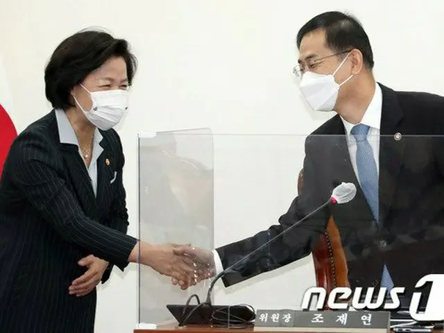 チュ・ミエ（秋美愛）法務部長官が13日、国会で開かれた高級公職者犯罪捜査処（公捜処）長候補推薦委員会に出席し、チョ・ジェヨン（趙載淵）委員長と挨拶を交わしている（画像提供:wowkorea）