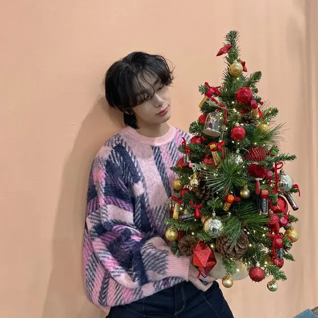 「MONSTA X」ヒョンウォン、ファンの為にキュートな愛嬌…“少し早いメリークリスマス”（画像提供:wowkorea）