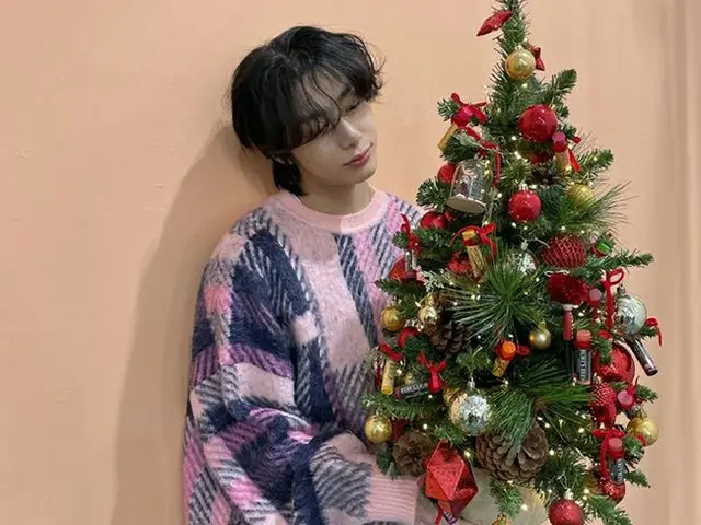 「MONSTA X」ヒョンウォン、ファンの為にキュートな愛嬌…“少し早いメリークリスマス”（画像提供:wowkorea）