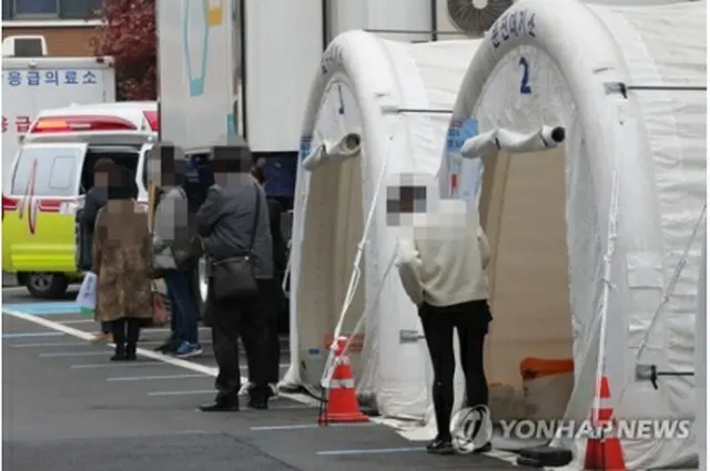 検査の順番を待つ市民ら（資料写真）＝（聯合ニュース）