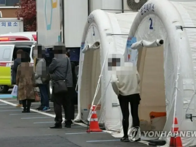 検査の順番を待つ市民ら（資料写真）＝（聯合ニュース）