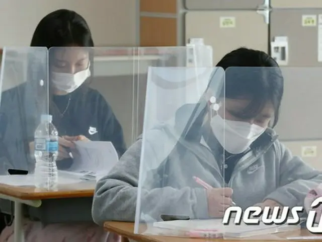 2021学年度の大学修学能力試験を控え、仕切りが設置された机で自習する高校3年生たち（画像提供:wowkorea）