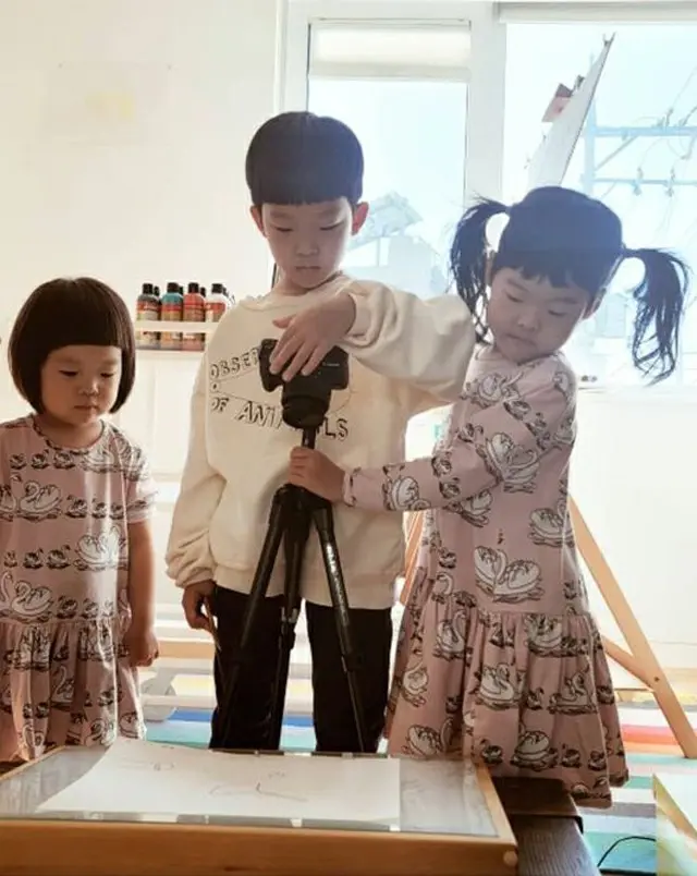 女優ソ・ユジン、三兄妹の日常を公開…“大きくなるほど両親そっくり。強力な遺伝子の力”（画像提供:wowkorea）