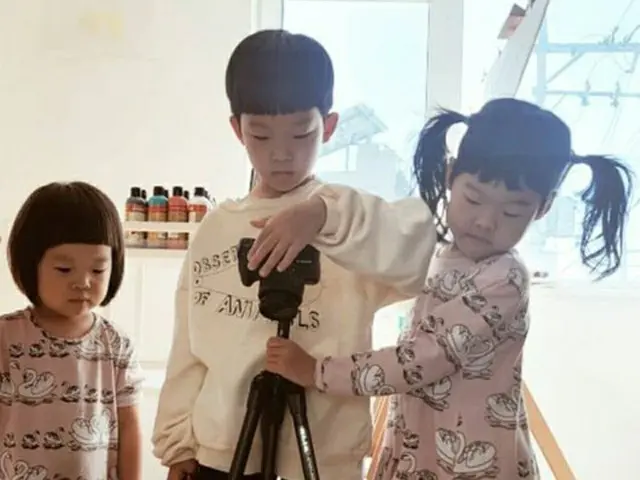 女優ソ・ユジン、三兄妹の日常を公開…“大きくなるほど両親そっくり。強力な遺伝子の力”（画像提供:wowkorea）