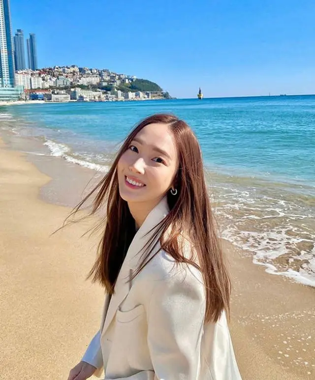 ジェシカ（少女時代）ラグジュアリーな高層ビルの前でポーズ…涼しげで爽やかな笑顔まで（画像提供:wowkorea）