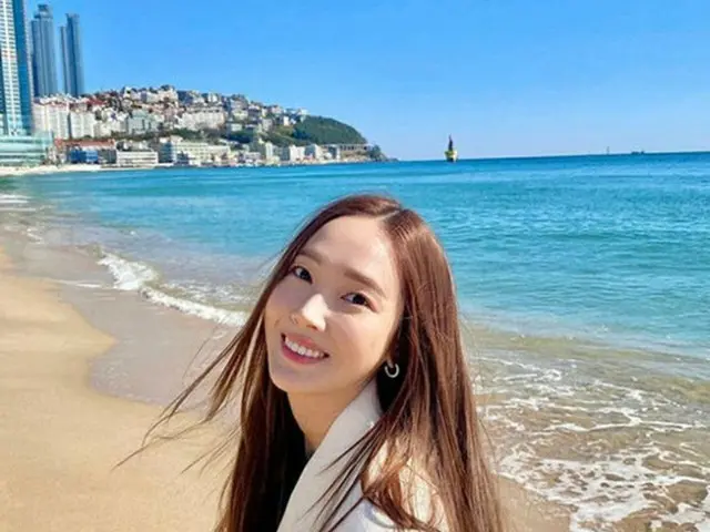 ジェシカ（少女時代）ラグジュアリーな高層ビルの前でポーズ…涼しげで爽やかな笑顔まで（画像提供:wowkorea）