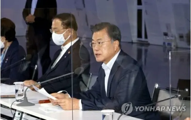 第3回韓国版ニューディール戦略会議で発言する文大統領＝16日、ソウル（聯合ニュース）