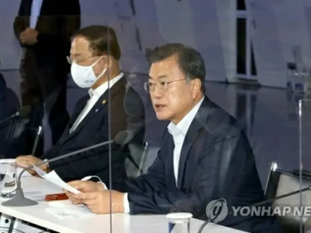 第3回韓国版ニューディール戦略会議で発言する文大統領＝16日、ソウル（聯合ニュース）