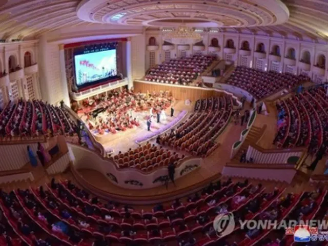 「母の日」を迎え公演が行われた平壌の劇場。観客は1席ずつ空けて座っている=(朝鮮中央通信=聯合ニュース)≪転載・転用禁止≫
