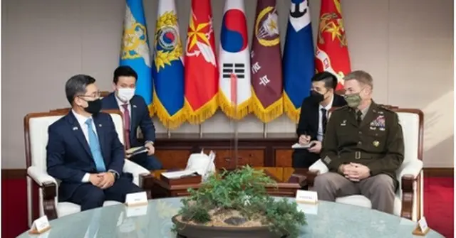 会談した徐旭氏（左）とマコンビル氏（国防部提供）＝（聯合ニュース）≪転載・転用禁止≫