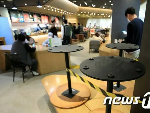 17日午後、ソウルのあるコーヒー専門店では、テーブルの間隔を広げるために一部のテーブルと椅子が片付けられていた（画像提供:wowkorea）