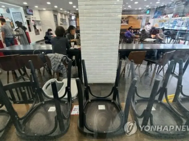 ソウル市内の飲食店で椅子がテーブルの上に片付けられている＝（聯合ニュース）