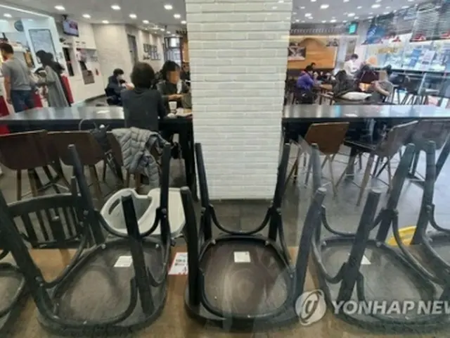 ソウル市内の飲食店で椅子がテーブルの上に片付けられている＝（聯合ニュース）