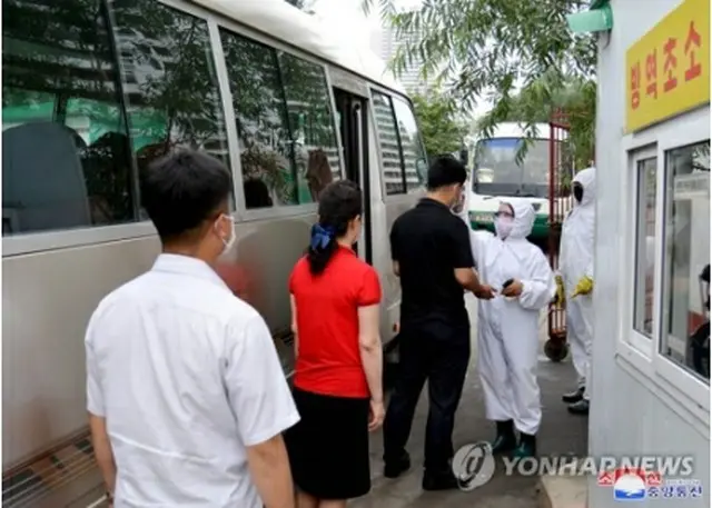 朝鮮中央通信は9月10日、新型コロナウイルスの防疫作業が強化されていると伝えた。衛生防疫所で検温を受ける人々＝（朝鮮中央通信＝聯合ニュース）≪転載・転用禁止≫