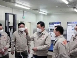 先月日本から帰国のロッテ会長　化学工場視察
