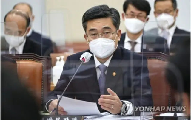 全体会議で答弁する徐旭（ソ・ウク）国防部長官＝20日、ソウル（聯合ニュース）
