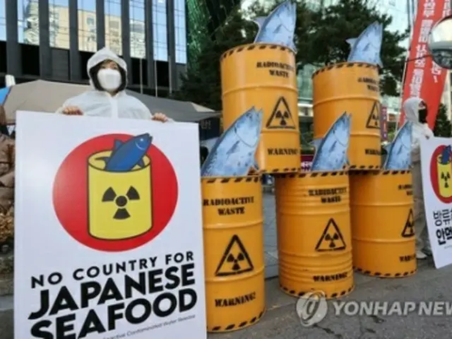 11月9日、ソウルの日本大使館前で汚染水の海洋放出に反対する市民団体の集会が行われた＝（聯合ニュース）
