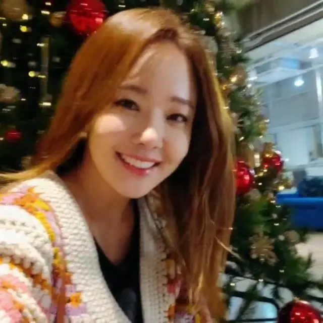 女優ソ・ユジンと有名料理家ペク・ジョンウォン夫妻、すでにクリスマス…余裕たっぷりの笑顔（画像提供:wowkorea）