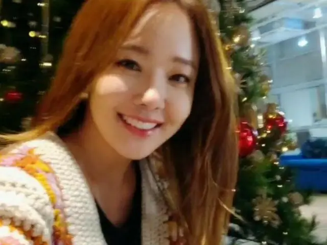 女優ソ・ユジンと有名料理家ペク・ジョンウォン夫妻、すでにクリスマス…余裕たっぷりの笑顔（画像提供:wowkorea）