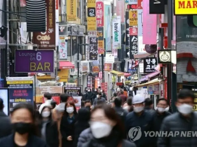 感染が広がる中、マスクをしてソウルの繁華街・明洞を歩く人たち（資料写真）＝（聯合ニュース）