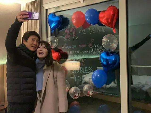 チェ・スジョンとハ・ヒラ夫婦、結婚27周年を迎え子どもたちからのサプライズイベントに感動（画像提供:wowkorea）