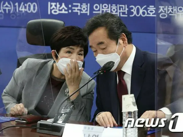 韓国与党“共に民主党”の李洛淵 代表と、同党の国難克服Kニューディール委員会の共同委員長であるチョン・ヘスク議員（画像提供:wowkorea）