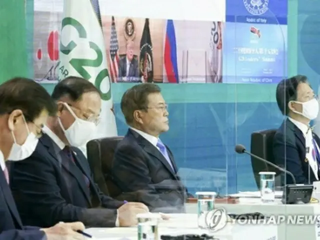 青瓦台（大統領府）からＧ２０首脳会議に出席した文大統領（左から３人目）＝２２日、ソウル（聯合ニュース）