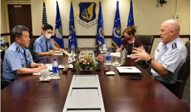 レイモンド氏（右）と会談する李氏（空軍提供）＝１９日、ハワイ（聯合ニュース）≪転載・転用禁止≫