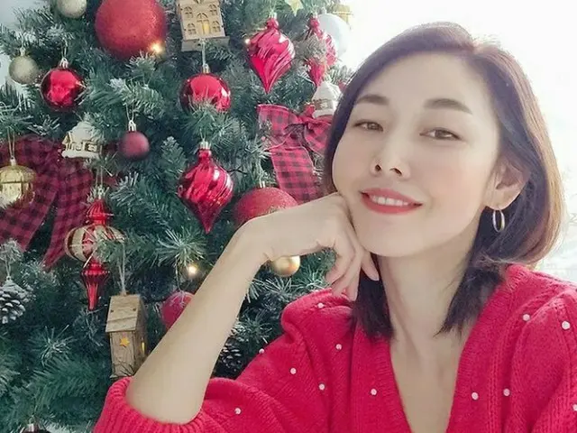 ハン・ヘジン、近づいてきたクリスマス…華やかなツリーの前で幸せな笑顔（画像提供:wowkorea）