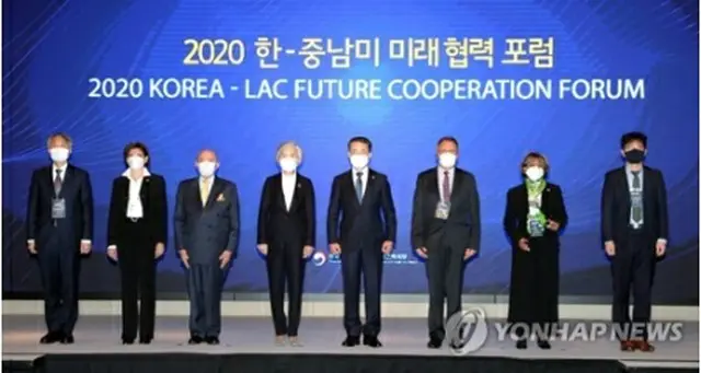 フォーラムで記念撮影する出席者＝２３日、ソウル（聯合ニュース）