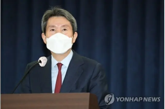 国会議員会館で開かれた「南北連絡・協議機構の発展的再開案」討論会であいさつする李長官＝２３日、ソウル（聯合ニュース）