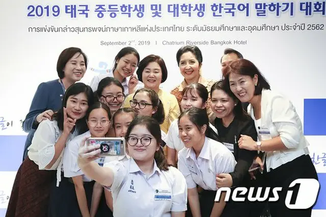 2019年 タイの学生たちと写真をとっている金正淑 韓国大統領夫人（画像提供:wowkorea）
