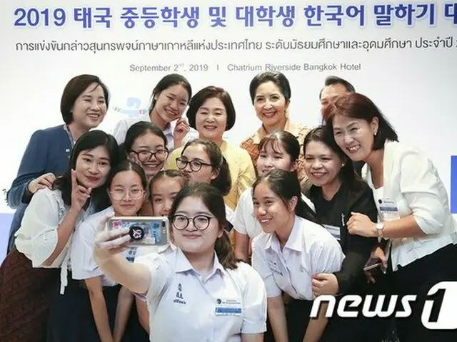 2019年 タイの学生たちと写真をとっている金正淑 韓国大統領夫人（画像提供:wowkorea）