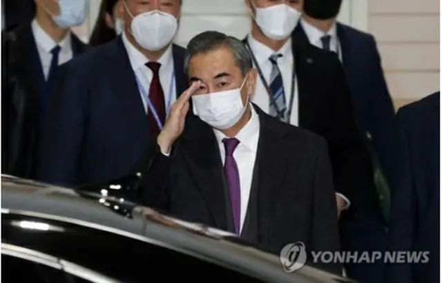 仁川空港に到着した王毅外相＝２５日、仁川（聯合ニュース）