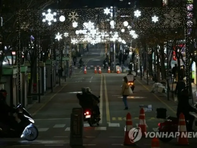 閑散としているソウルの繁華街・新村＝（聯合ニュース）