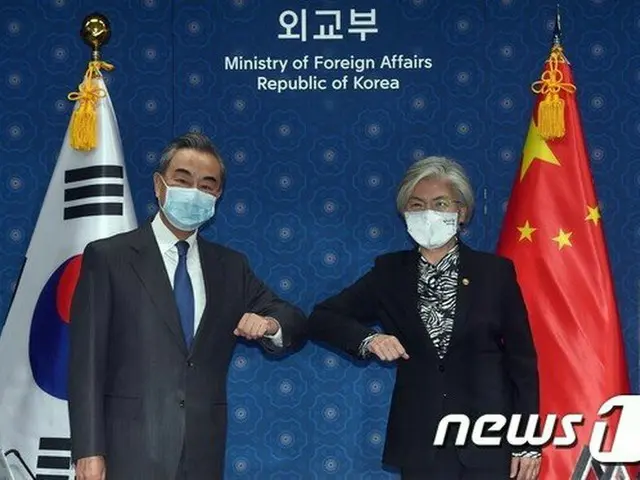 26日 中韓外相会談に臨んだ、王毅 中国国務委員兼外相と康京和 韓国外相（画像提供:wowkorea）