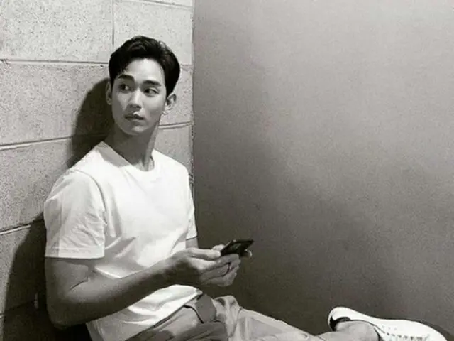 俳優キム・スヒョン、“モノクロだけど大丈夫（？）”な色彩概念を覆す輝くビジュアル（画像提供:wowkorea）