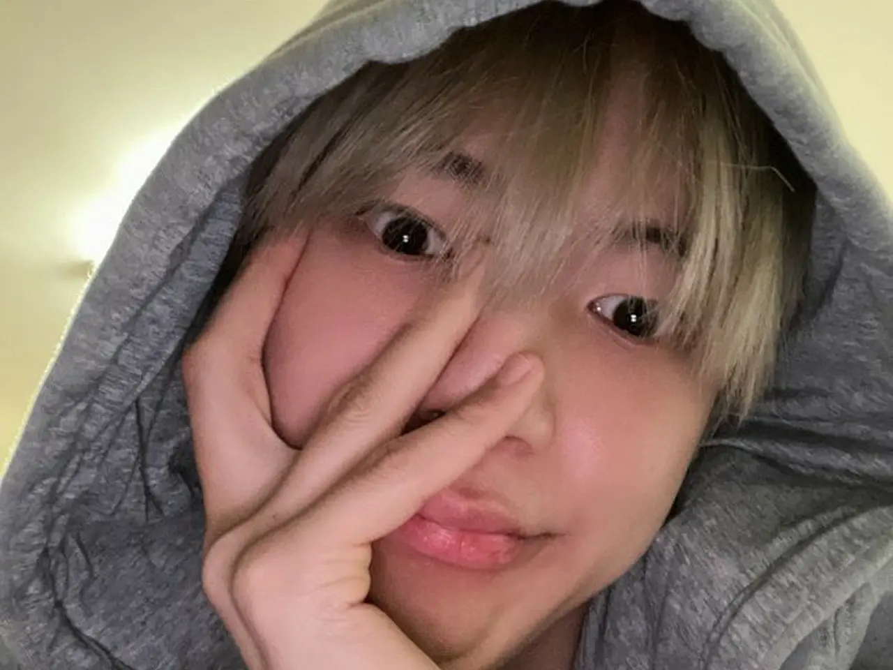 ミニョク（MONSTA X）、愛嬌たっぷりの自撮りカットを公開 | wowKorea