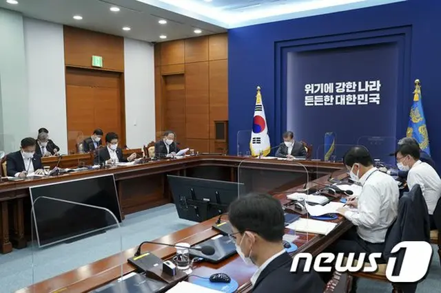 去る11日 炭素中立ビジョンに関する報告を受けている、文在寅 韓国大統領（画像提供:wowkorea）